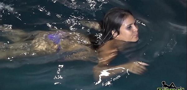  Jeniffer Matrix nadando pelada na piscina